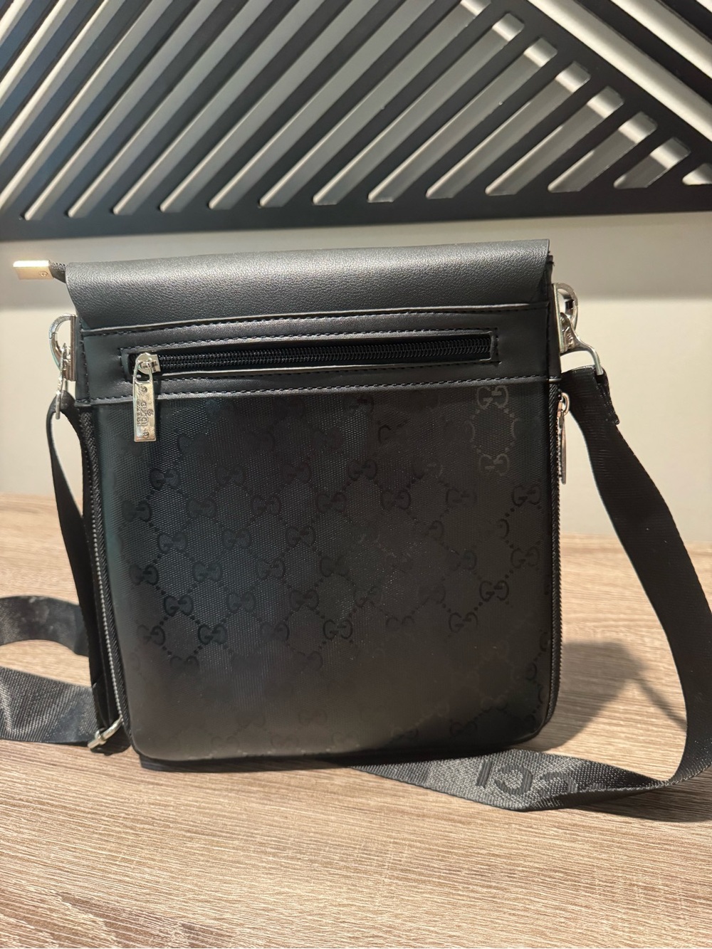 Gucci Black Leather Messenger Bag with Signature Red-Green Stripe - Picture 3 of 7